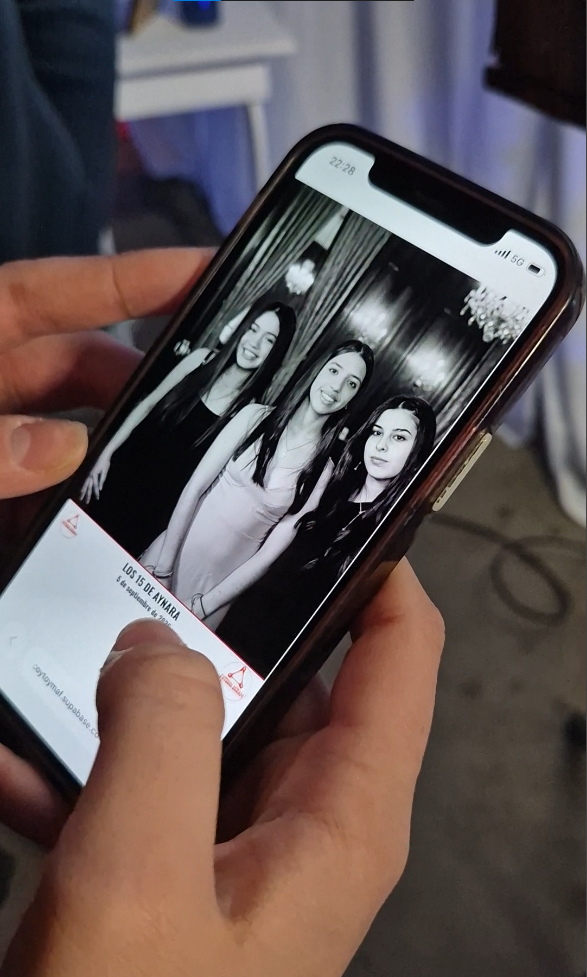 Una invitada ve en su celular la foto tomada con el fotomatón
