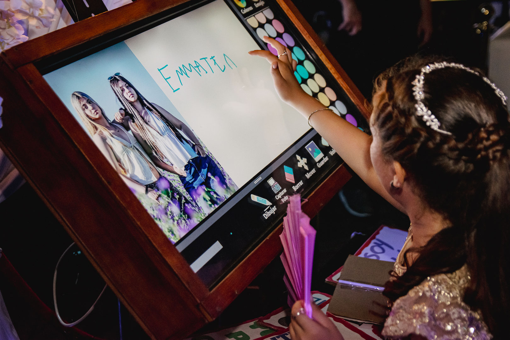 Detalle de la pantalla táctil mientras una invitada escribe su dedicatoria.